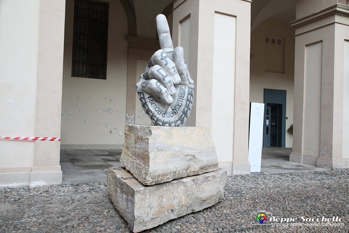 VBS_3178 - Mostra In Between Monumentali opere di Fabio Viale.jpg